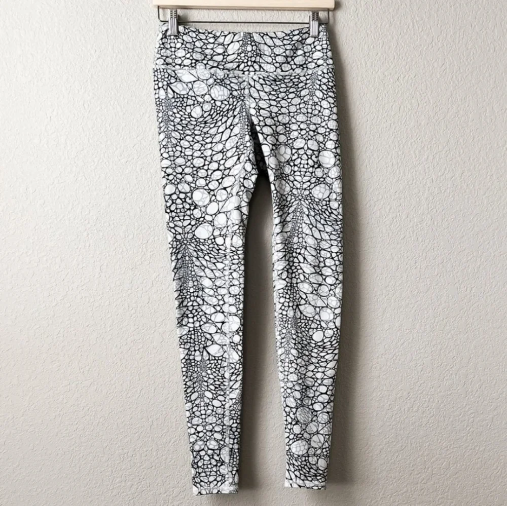 Alo Yoga Iguana Black Gray White Leggings Size XS